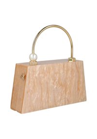 Bolso de mano acrílico rosa pálido con superficie texturizada, asa metálica dorada y detalle de perla en la parte superior. Forma rectangular con cierre de broche.