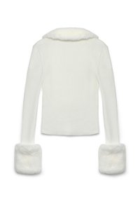 Maglione bianco a coste con colletto e polsini in pelliccia sintetica. Maniche lunghe terminate con un tessuto bianco soffice. Design semplice e aderente, con una texture liscia.