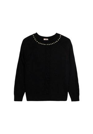 Maglione nero lavorato a maglia con un design a treccia e scollatura rotonda decorata con una fila di borchie decorative lungo il colletto.