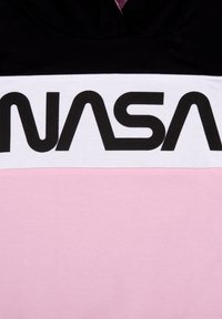 Camicetta a maniche corte con un design a blocchi di colore nero e rosa, con una striscia bianca audace che mostra la parola "NASA" in grandi lettere nere.