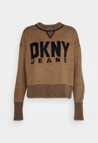 Pull marron tricoté avec un design court, texte noir "DKNY JEANS", poignets et ourlet côtelés, et un col rond.