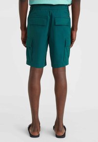 Shorts cargo verts avec une taille élastique, deux poches arrière et deux poches latérales. Fabriqués en tissu léger avec une texture lisse.
