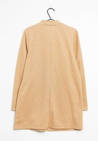 Beige långärmad kappa med mjukt material, krage och rak passform. Har en bakseam för designdetalj. Hänger från ett svart hängare.