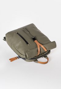 Zaino verde oliva con una texture liscia, dotato di chiusura roll-top, tasca con cerniera nera e dettagli e spallacci in pelle beige.