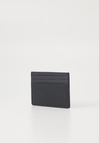 Portafoglio navy realizzato in materiale testurizzato, dotato di quattro scomparti per carte e design minimalista; forma rettangolare con bordi netti.