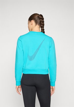 Turkuāza Nike džemperis ar apaļu kakla izgriezumu un ribota mala. Aizmugurē ir liels, teksturēts pelēks swoosh logo.