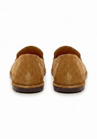 Paire de chaussures décontractées marron en daim à enfiler, vues de dos sur fond blanc.