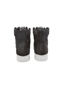 Czarne zamszowe sneakersy typu high-top o gładkiej fakturze, z białymi gumowymi podeszwami i zaokrąglonym noskiem. Posiadają zgięty kołnierz oraz minimalne logo.