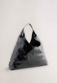 Zwarte leren schoudertas met een driehoekige vorm, een gladde textuur en een enkele schouderriem. Heeft een subtiel logo in goud aan de voorkant.