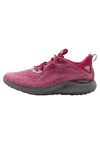 Chaussure de sport en tricot rose avec un dessus respirant, des superpositions texturées et une semelle grise rembourrée. Présente un système de laçage et des accents de logo.