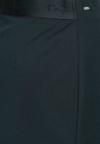 Svarta stretchleggings med en slät textur och en bred midja med präglad logotyp. Enkel design utan mönster eller detaljer.