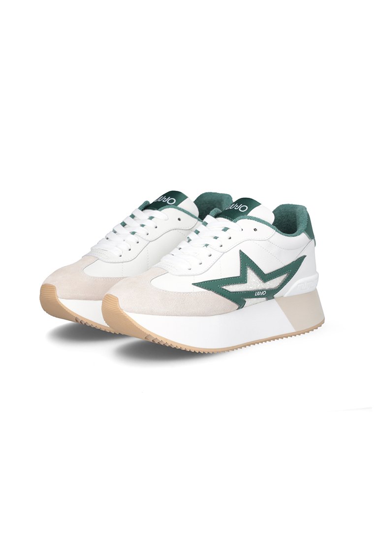 Zapatillas blancas con punteras de ante beige, acentos en forma de estrella de color verde oscuro y suelas gruesas de plataforma en beige y blanco.