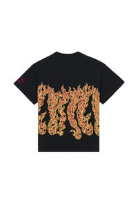 Sort bomulds T-shirt med et levende grafisk design af røde og gule flammer på ryggen. Kortærmet og med rund halsudskæring.