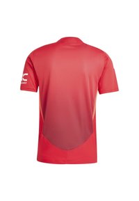 Maillot de sport rouge avec un design dégradé, à manches courtes et col rond. Présente une texture en maille et des panneaux latéraux contrastés.