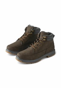 Botas marrones impermeables con forro de lana gris, cordones reforzados y suelas de goma. Presentan costuras decorativas y ojales de metal.