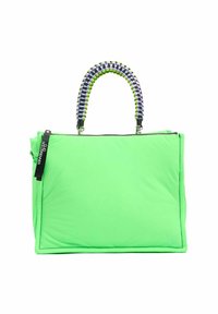 Groene, gevoerde tote bag met een rechthoekige vorm, voorzien van gevlochten handvatten in paars en groen, en een zwarte ritsdetail.