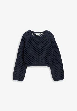 Marineblauer, kurz geschnittener Pullover mit langen Ärmeln, offenem Strickmuster und rundem Ausschnitt, flach auf weißem Hintergrund liegend.