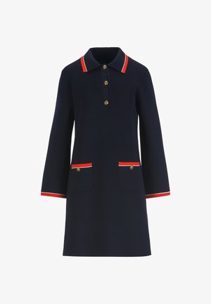 Tengerészkék hosszú ujjú ruha piros-fehér díszítéssel a galléron, mandzsettán, két első zsebén, valamint aranyszínű gombokkal az elején.