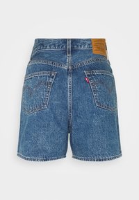 Levi's Denim-Shorts, blaue Farbe, klassischer Schnitt, ausgefranster Saum, zwei Gesäßtaschen mit Nähdetail und einem braunen Lederlogo-Patch am Bund.