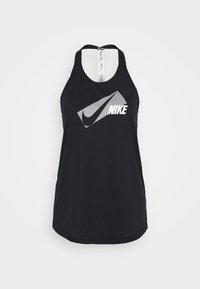 Musta Nike-sisätyön toppi, jossa on suuri harmaa ja musta swoosh-logo, kevyt kangas, urheilullinen takanapitusmuotoilu ja kontrastiväriset logonauhat olkaimissa.