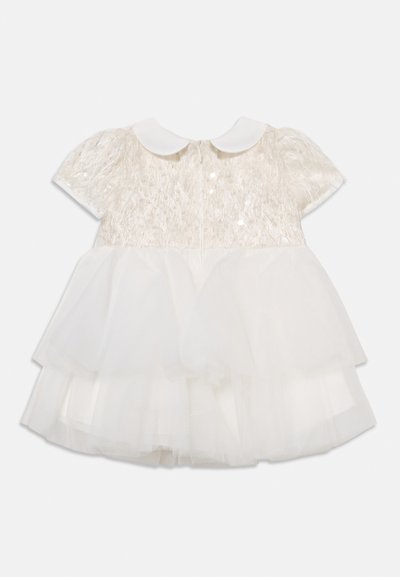 Λευκό παιδικό φόρεμα με δαντέλα στους κοντούς μανσέτες, γιακά Peter Pan, λεπτομέρειες με παγιέτες στο μπούστο και φούστα με στρώσεις από τούλι.
