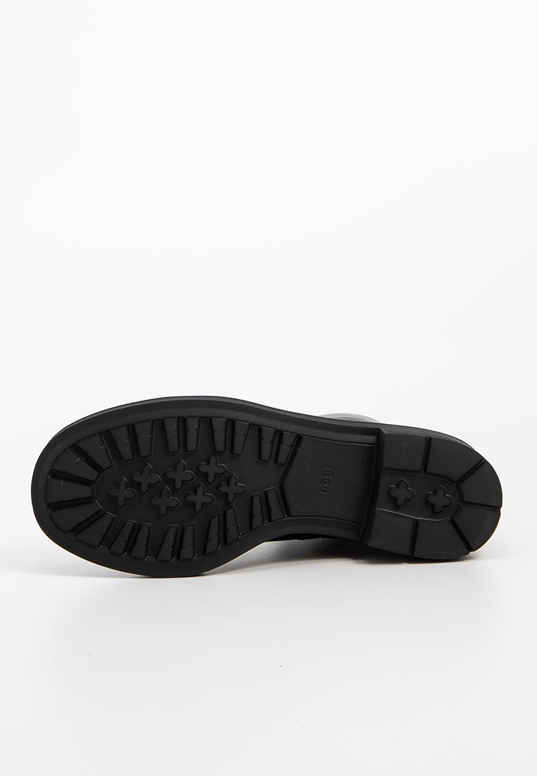 Schwarze Gummisohle mit einem strukturierten Muster, das Rillen und Erhebungen für die Traktion aufweist. Rund zulaufendes Design ohne zusätzliche Akzente.