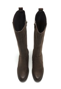 Botas de cuero marrón hasta la rodilla con un acabado suave, cierre de cremallera en el lateral y suela plana, con un diseño de puntera ligeramente redondeada.