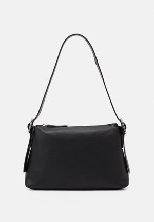Sac d'épaule rectangulaire noir avec une bandoulière unique, des détails de boucle argentée et une fermeture éclair supérieure sur un fond clair.