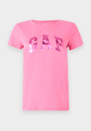 Rosa Baumwoll-T-Shirt mit kurzen Ärmeln und Rundhalskragen, mit einem glänzenden, metallicfarbenen "GAP"-Logo auf der Brust. Weiche Textur.