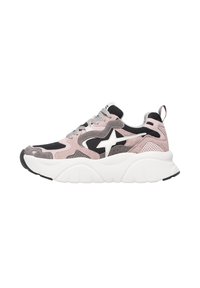 Sneaker in suede rosa e grigio con una robusta suola bianca, caratterizzata da un design a stella nera e lacci grigi, parte superiore testurizzata e linguetta sul tallone.
