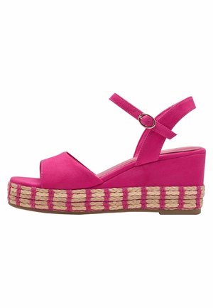 Sandali con zeppa in suede rosa con una piattaforma in juta intrecciata. Presentano una cinghia alla caviglia regolabile e un design con punta aperta.