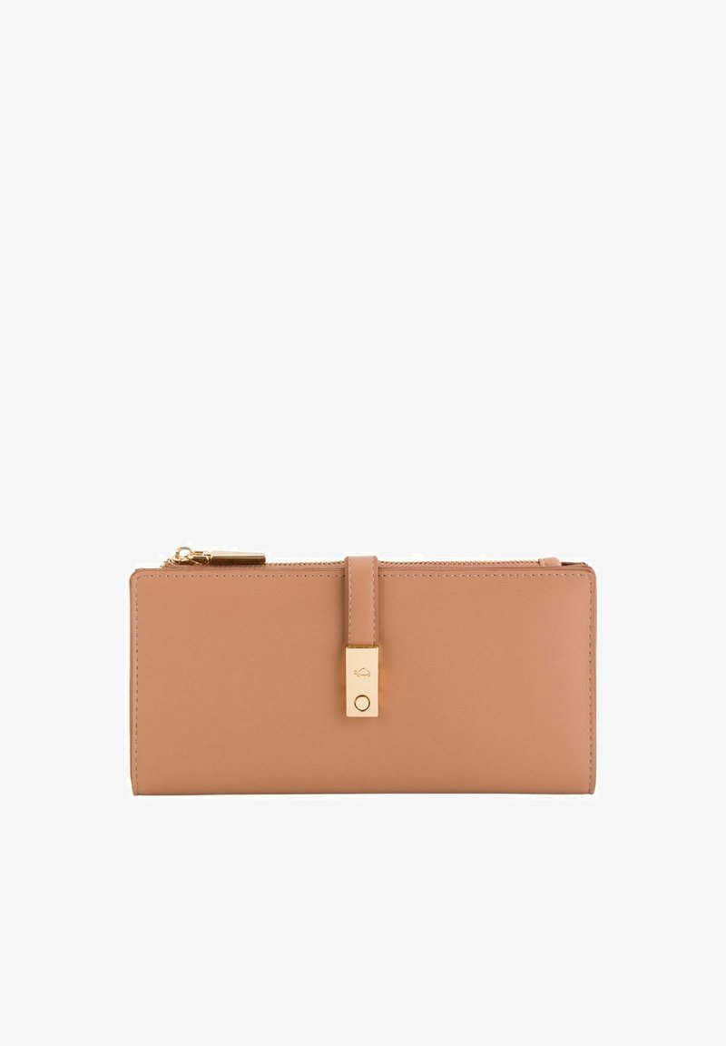 Cartera rectangular de cuero marrón claro con cremallera dorada, adornada con un cierre central dorado y bordes cosidos sobre fondo blanco.