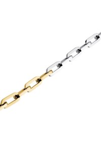 Cadena de metal dorado y plateado con eslabones abiertos alternados. Los eslabones son alargados, con una superficie suave y reflectante, y un acabado pulido.