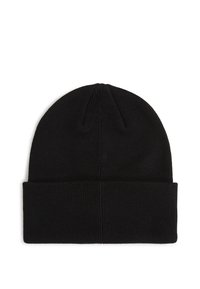 Căciulă tricotată neagră, cu margine îndoită, textură netedă și vârf rotunjit, potrivită pentru ținute casual și vreme rece.