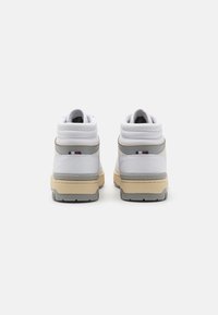 Tommy Hilfiger BASKET STREET  - Magas szárú sneakerek - white