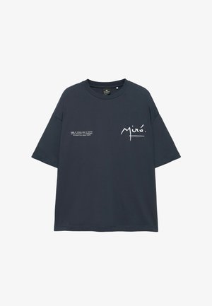 PULL&BEAR, RELAXED FIT JOAN MIRÓ WITH GRAPHIC - T-SHIRT - T-shirt print - dark blue