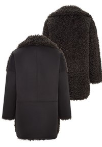 Vendbar sort frakke med den ene side i glat stof og den anden side i krøllet imiteret shearling, vist bagfra.