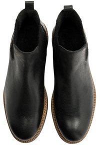 Czarne skórzane botki za kostkę o gładkiej fakturze, z elastycznymi bocznymi panelami i brązową gumową podeszwą. Zaprojektowane z zaokrąglonymi noskami i minimalnymi detalami.