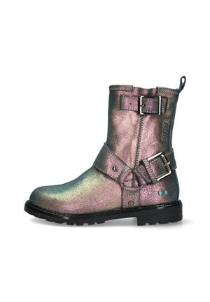Metalen enkelboot in een gradient kleurenschema van roze, groen en zilver. Voorzien van gespsdetails en een gestructureerde afwerking, met een rubberen zool.