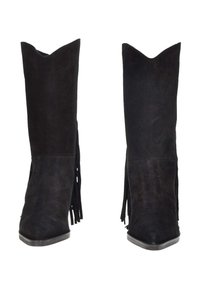 Stivaletti neri in suede con punta affusolata e dettagli frangiati lungo i lati. Gli stivaletti hanno una finitura testurizzata e una silhouette elegante.