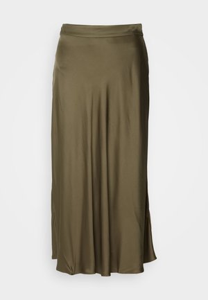 Jupe maxi en satin vert olive avec une texture lisse, dotée d'une taille haute et de fentes sur les côtés pour faciliter le mouvement. Design simple et fluide.