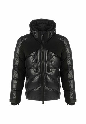 Zwarte pufferjack met een glanzende afwerking, een hoge kraag, ritszakken aan de voorkant en contrasterend matte stof op de schouders en mouwen.
