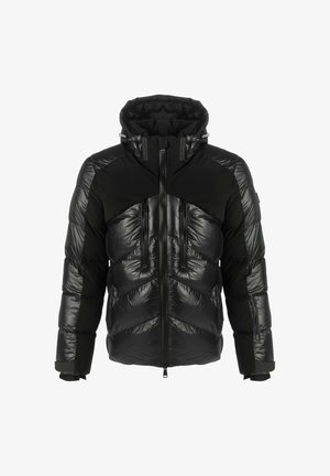 Zwarte pufferjack met een glanzende afwerking, een hoge kraag, ritszakken aan de voorkant en contrasterend matte stof op de schouders en mouwen.
