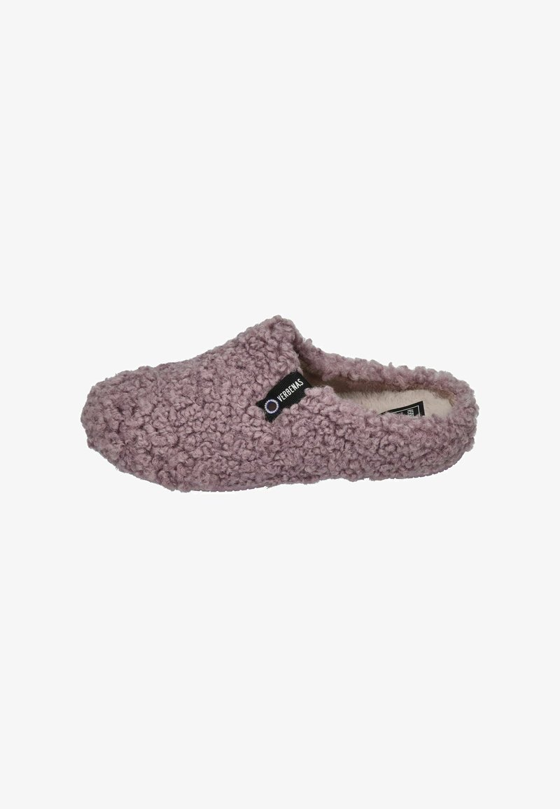 Chausson violet en peluche avec une finition douce et texturée. Design à dos ouvert avec une étiquette noire portant le nom de la marque sur le côté.