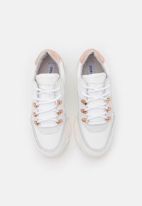 Białe sneakersy z teksturowanej skóry, z różowo-złotymi detalami, białymi sznurowadłami i wyściełanym kołnierzem. Okrąły czubek i gruba podeszwa.