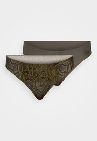 Deux paires de culottes pour femmes : une olive verte, l'autre avec un imprimé serpent noir et jaune. Tissu doux, bords sans couture, et design taille basse.