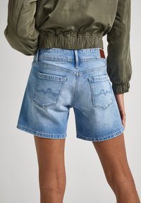 Jeansshorts i ljusblått med en urtvättad finish, med två bakfickor, kontrasterande sömmar och en läderlapp vid midjan.