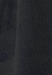 Tessuto nero con una superficie morbida e pelosa. Presenta una leggera lucentezza e un aspetto uniforme e denso. Ideale per diverse applicazioni.