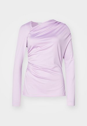 Camisola de mangas compridas em lavanda clara, feita de um tecido suave. Apresenta um design drapeado com franzidos de lado para um detalhe de textura.