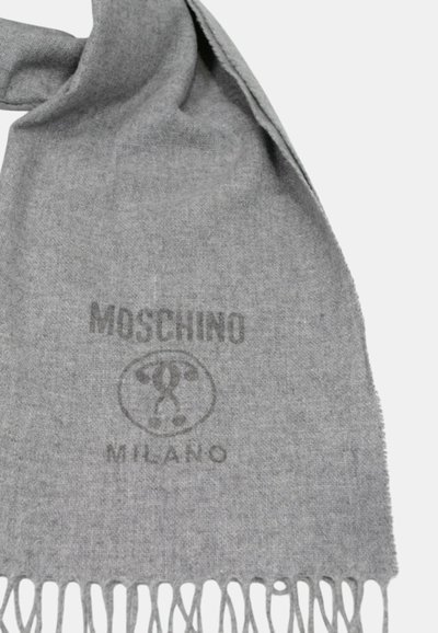 Sciarpa grigia realizzata in morbido tessuto, con stampa logo di "MOSCHINO" e "MILANO" e estremità frangiate. Texture complessivamente liscia.